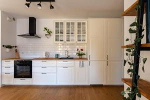 GREEN OASIS - free parking, big balcony, private park