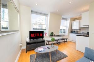 So Glamorous Pad - Fitzrovia - by Frankie Says