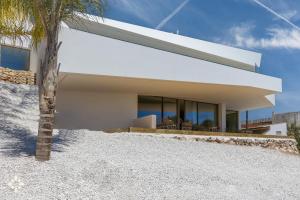 Villa Roca Blanca by Abahana Luxe