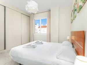 2060-Newly furnished 2 bedrooms apt with golf