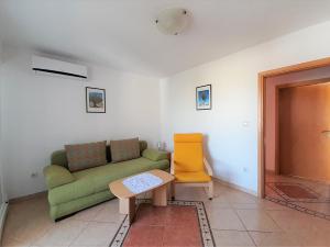 Apartment Tihana with a Partial Sea View 