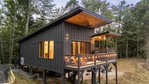 Modern Tree House! Cozy Hot Tub, Firepit, Views! - Oldham
