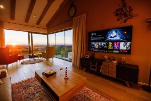 Villa Sanpadeo for kids & families in Central Istria with jacuzzi, sauna & sea view 