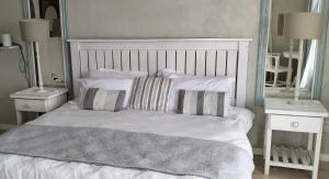 Rocky Beach Holiday Home with panoramic sea views in Simons Town