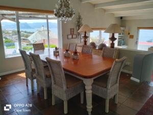 Rocky Beach Holiday Home with panoramic sea views in Simons Town