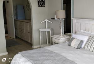 Rocky Beach Holiday Home with panoramic sea views in Simons Town