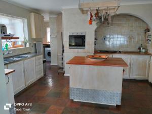 Rocky Beach Holiday Home with panoramic sea views in Simons Town