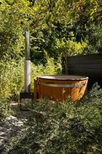 Sfeervolle boslodge met hottub en veranda - 丽兹