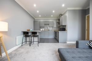 The Sharston - Free Parking & Close To Airport