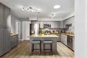 3BR 2BA Heated Pool Home Pool Table Great Location