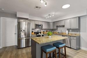 3BR 2BA Heated Pool Home Pool Table Great Location