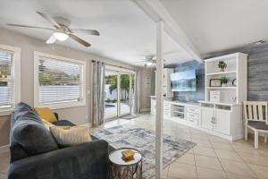 3BR 2BA Heated Pool Home Pool Table Great Location