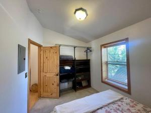 Cabin 7 sleeps 8 BEAUTIFUL BOULDER BAY, BIG BEAR