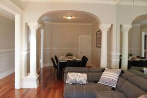 Spacious APT Little Italy, 1 king BDR, 1 db BDR, 2 sofa beds, yard