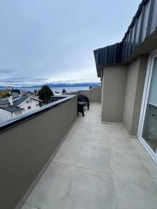 Moderno Departamento con vista al lago y montañas