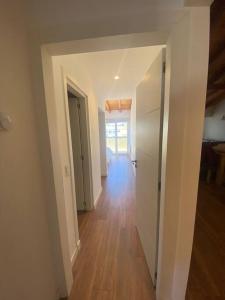 Moderno Departamento con vista al lago y montañas