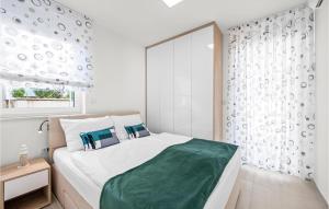 4 Bedroom Amazing Apartment In