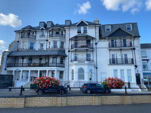One Double bedroom with en-suite at the Royal - Homestay -Hotel