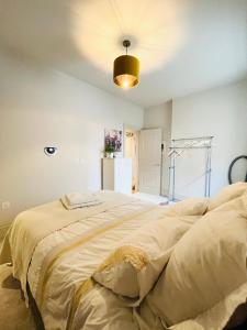 One Double bedroom with en-suite bath and shower and a separate toilet at the Royal - Homestay not Hotel