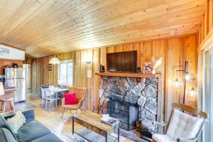 Near Skiing and Hiking Dog-Friendly Big Bear Cabin