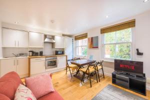 A Midtown Minute - Holborn - by Frankie Says