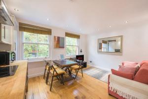 A Midtown Minute - Holborn - by Frankie Says