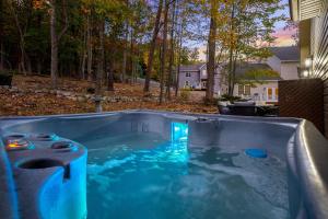6BR Luxe Cabin Sleeps 16 Hot Tub & Pool Table