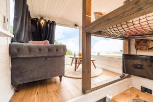 Chalets Jacuzzi Tiny-House face mer Evasion sur la falaise : photos des chambres
