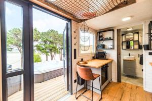 Chalets Jacuzzi Tiny-House face mer Evasion sur la falaise : photos des chambres