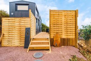 Chalets Jacuzzi Tiny-House face mer Evasion sur la falaise : photos des chambres