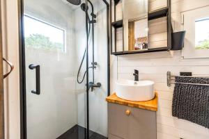 Chalets Jacuzzi Tiny-House face mer Evasion sur la falaise : photos des chambres