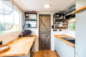 Chalets Jacuzzi Tiny-House face mer Evasion sur la falaise : photos des chambres