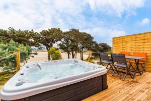 Chalets Jacuzzi Tiny-House face mer Evasion sur la falaise : photos des chambres