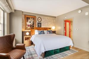 King Room - Mobility Access/Roll in Shower - Non-Smoking room in Hotel Indigo Baton Rouge Downtown an IHG Hotel