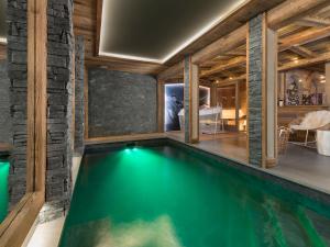 Chalet luxueux avec spa, piscine et vue sur pistes à Courchevel 1550 - FR-1-575-200