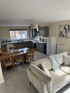 Newark area - modern 3 bedroom semi with free off road parking for 2 vehicles - Cotham