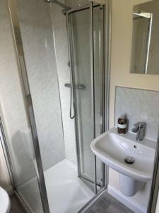 Newark area - modern 3 bedroom semi with free off road parking for 2 vehicles