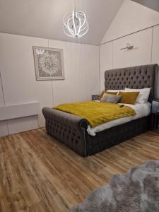 Ty Branwen- Luxury Woodland Lodge with Stunning Views