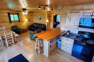 Lakeside 2 Bedroom Wolfs Den Cabin On Kab