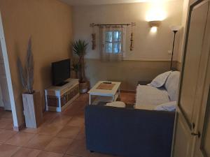 Maisonnette dans mas authentique avec piscine