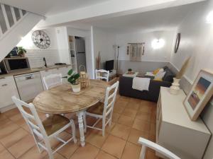 Maisonnette dans mas authentique avec piscine