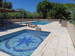 Maisonnette dans mas authentique avec piscine
