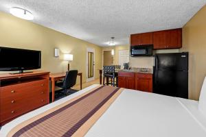 Queen Room with Kitchenette - Non-Smoking room in Best Western Cascadia Inn