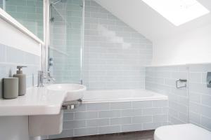 Waveside-Waterside with hot tubResort PoolGym