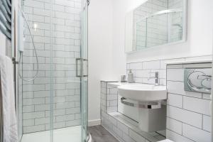 Waveside-Waterside with hot tubResort PoolGym