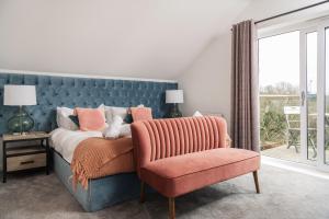 Waveside-Waterside with hot tubResort PoolGym