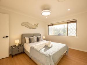 Super Value 4BR House near Westfield Shops and Parks