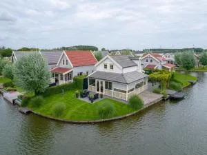 Spacious holiday home with jetty - Oud-Beijerland