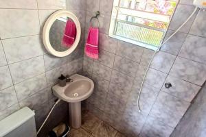Casa com 2 piscinas e SPA hidromassagem 7 lugares pertinho da praia e do sesc de bertioga