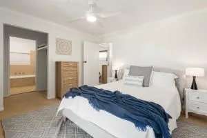 Beach Cockatiel Couples Retreat steps to beach - إميرالد بيتش